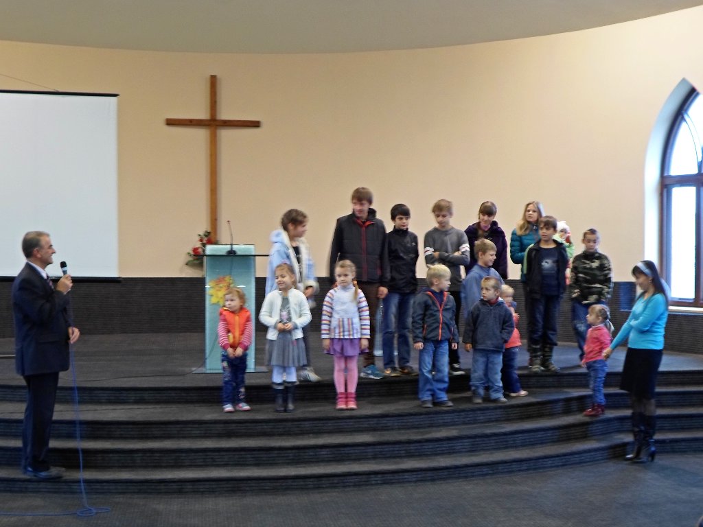 Благословение детей в церкви