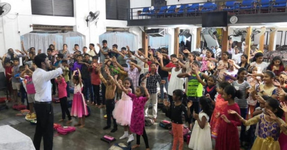 Через месяц после взрывов, прогремевших на Пасху, церкви Шри-Ланки снова открылись